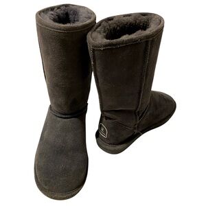 BearPaw Emma Short Women’s Suede Boots. Gray. Sheepskin/Wool Interior. EUC Sz. 8